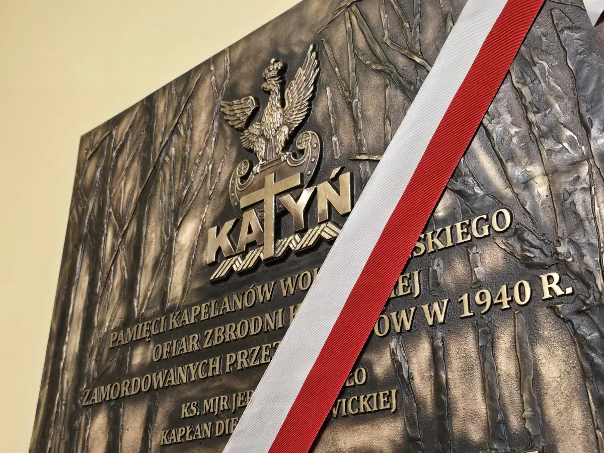 Uroczystość odsłonięcia tablicy upamiętniającej kapelanów zamordowanych przez sowietów w Zbrodni Katyńskiej