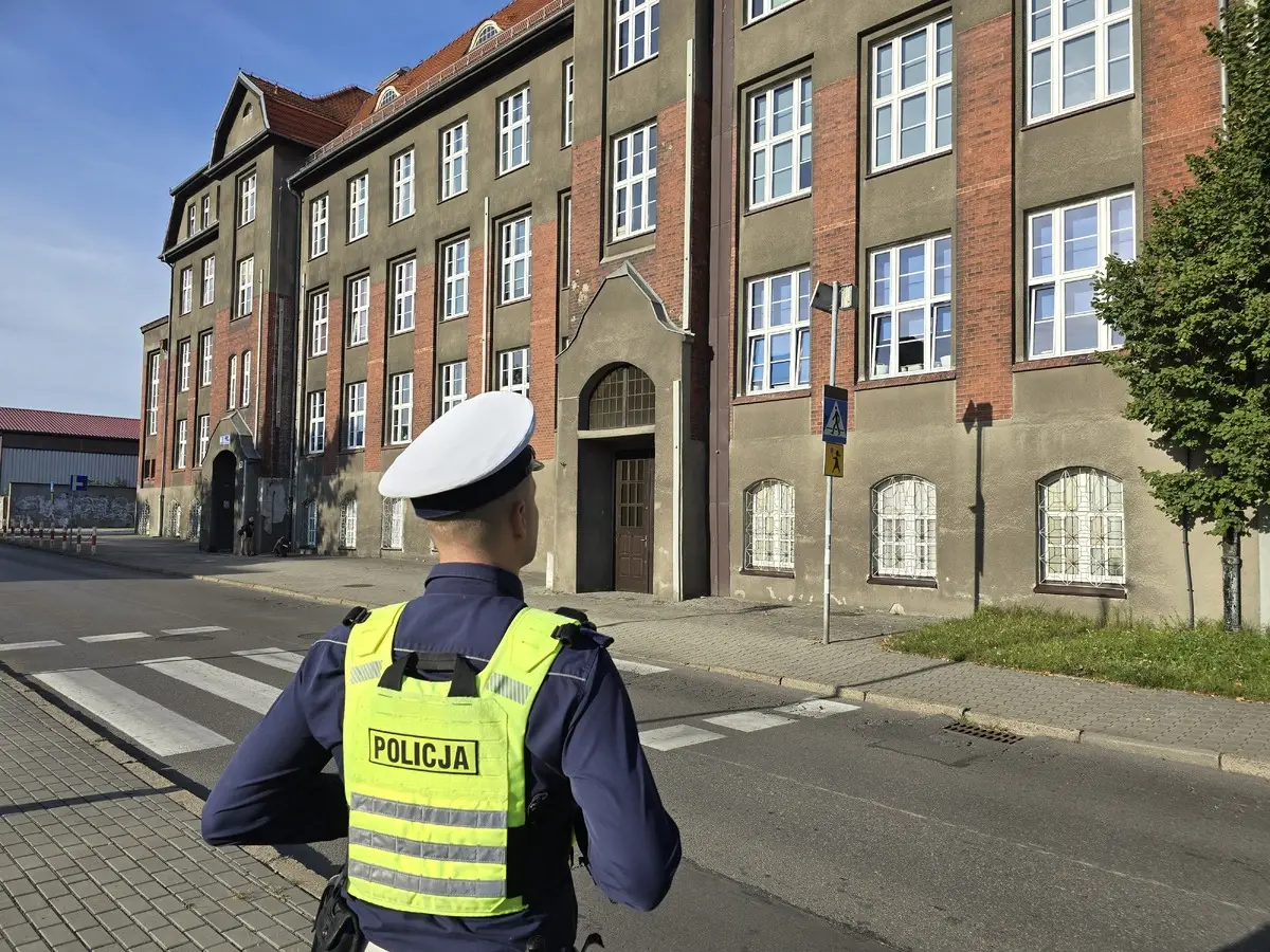 Rozpoczęcie akcji 'Bezpieczna droga do szkoły' przez piekarskich policjantów