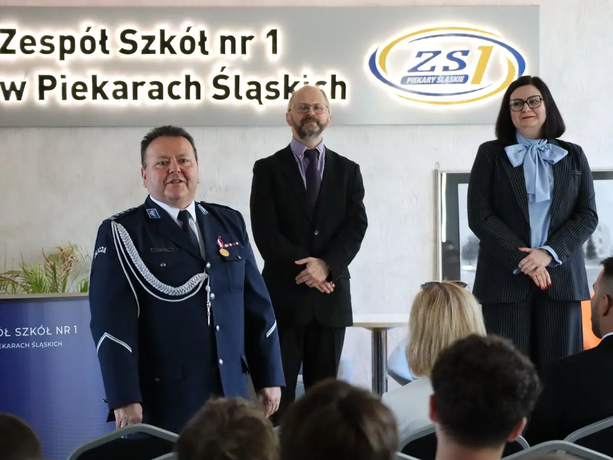 Uroczystość inauguracji roku szkolnego w ZS nr 1 z obecnością policji