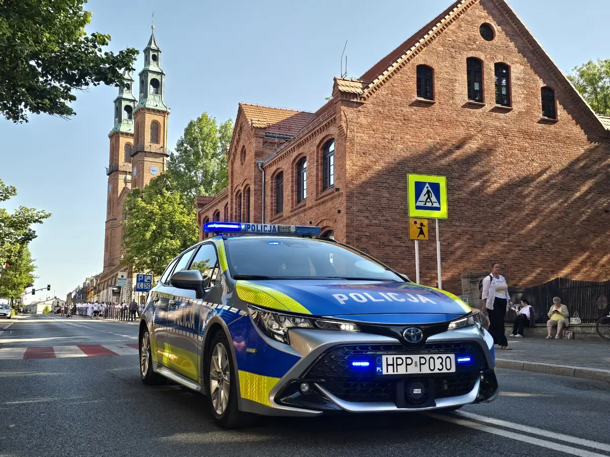 Bezpieczeństwo pielgrzymki kobiet i dziewcząt do Piekar Śląskich zapewnione przez policję